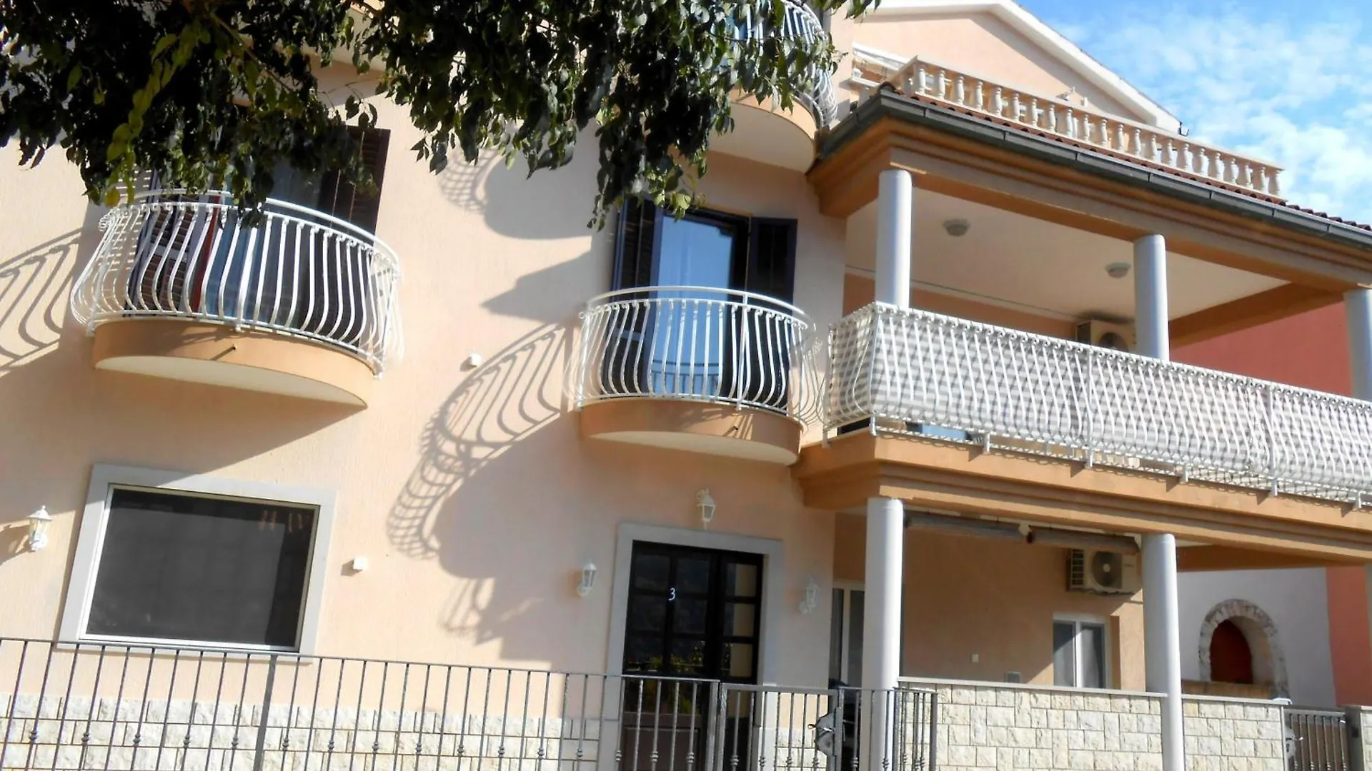 Villa Luma Apartments 拉宾